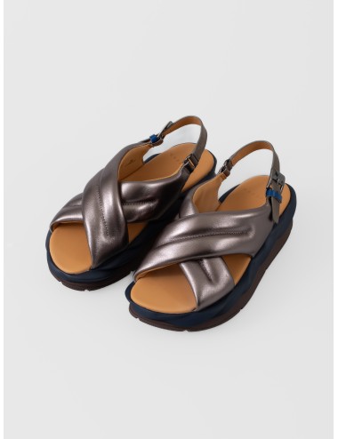 Sandalia gun metal 4CCCCEES Mellow Moa con tiras cruzadas acolchadas y suela ondulada bicolor