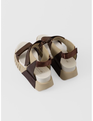 Sandalia bronzite United Nude Delta Run con plataforma geométrica y tiras ajustables