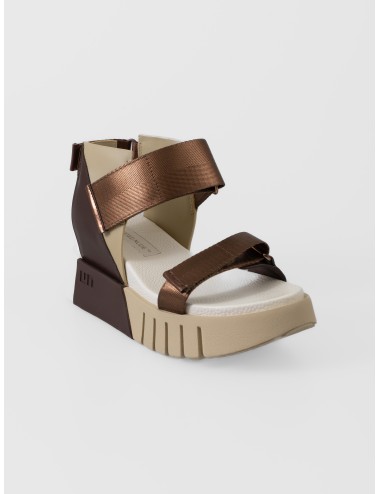 Sandalia bronzite United Nude Delta Run con plataforma geométrica y tiras ajustables