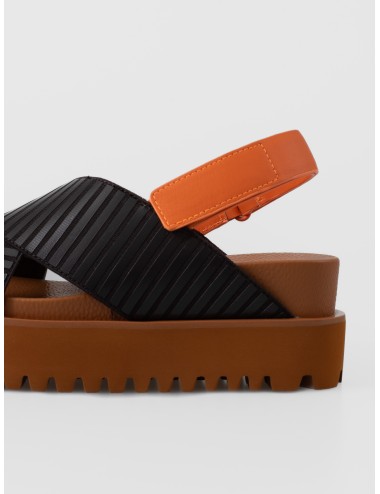 Sandalia Amber Glow United Nude Rico X Sandal con tiras cruzadas negras y correa trasera naranja
