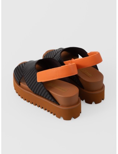 Sandalia Amber Glow United Nude Rico X Sandal con tiras cruzadas negras y correa trasera naranja