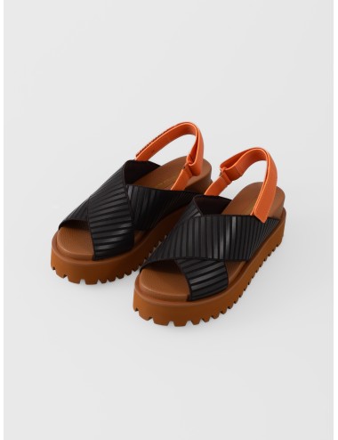 Sandalia Amber Glow United Nude Rico X Sandal con tiras cruzadas negras y correa trasera naranja