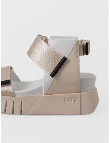Sandalia chalk United Nude Delta Run con plataforma geométrica y tiras ajustables beige y blancas