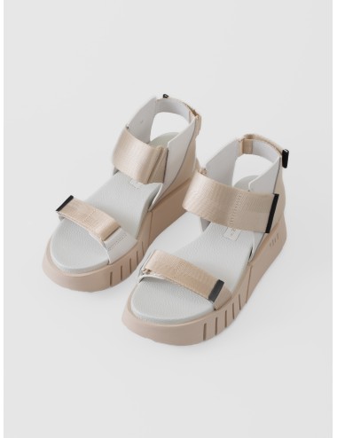 Sandalia chalk United Nude Delta Run con plataforma geométrica y tiras ajustables beige y blancas