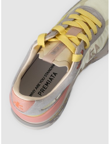 Zapatilla multicolor Premiata Moerund var. 8081 con ante gris claro, cordones amarillos y suela con grafismos