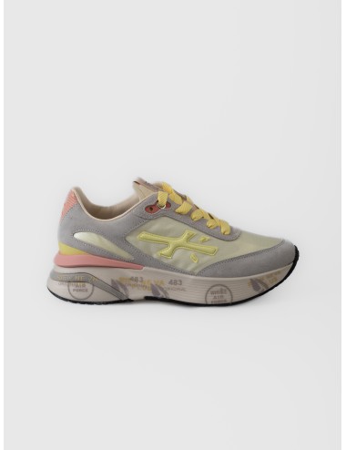 Zapatilla multicolor Premiata Moerund var. 8081 con ante gris claro, cordones amarillos y suela con grafismos