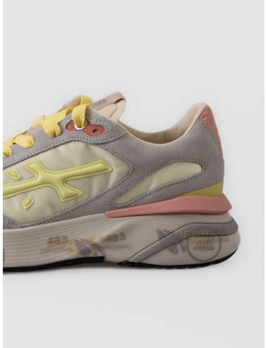 Zapatilla multicolor Premiata Moerund var. 8081 con ante gris claro, cordones amarillos y suela con grafismos
