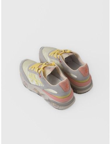 Zapatilla multicolor Premiata Moerund var. 8081 con ante gris claro, cordones amarillos y suela con grafismos