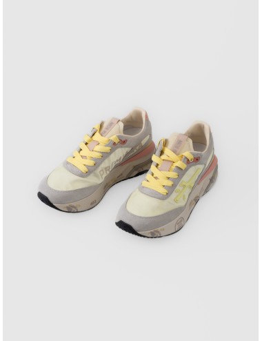 Zapatilla multicolor Premiata Moerund var. 8081 con ante gris claro, cordones amarillos y suela con grafismos