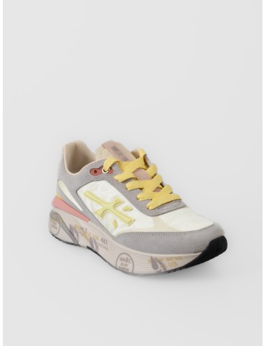 Zapatilla multicolor Premiata Moerund var. 8081 con ante gris claro, cordones amarillos y suela con grafismos