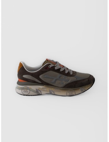 Zapatilla marrón Premiata Moerun var. 7871 con malla gris topo, detalles naranja y suela con grafismos