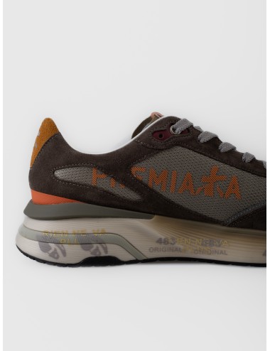 Zapatilla marrón Premiata Moerun var. 7871 con malla gris topo, detalles naranja y suela con grafismos