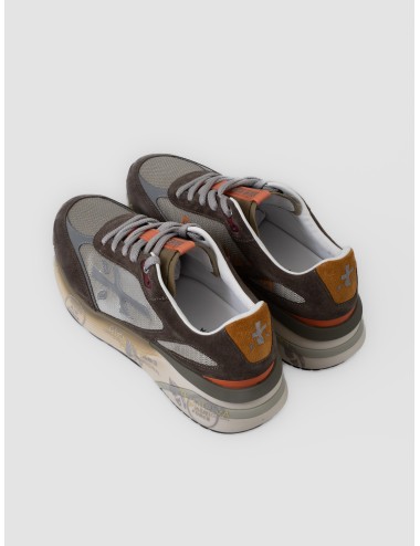 Zapatilla marrón Premiata Moerun var. 7871 con malla gris topo, detalles naranja y suela con grafismos