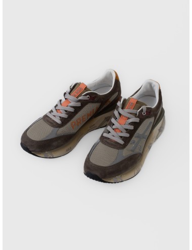 Zapatilla marrón Premiata Moerun var. 7871 con malla gris topo, detalles naranja y suela con grafismos