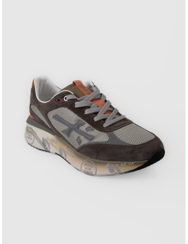 Zapatilla marrón Premiata Moerun var. 7871 con malla gris topo, detalles naranja y suela con grafismos