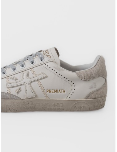 Zapatilla blanca Premiata Stevend var. 7608 con detalles en ante gris y suela beige con grafismos