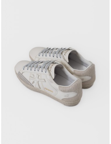 Zapatilla blanca Premiata Stevend var. 7608 con detalles en ante gris y suela beige con grafismos