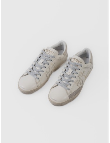 Zapatilla blanca Premiata Stevend var. 7608 con detalles en ante gris y suela beige con grafismos