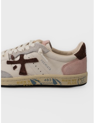 Zapatilla crema Premiata Bsktclad var. 8284 con detalles en ante rosa, gris y marrón oscuro