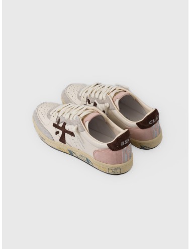 Zapatilla crema Premiata Bsktclad var. 8284 con detalles en ante rosa, gris y marrón oscuro