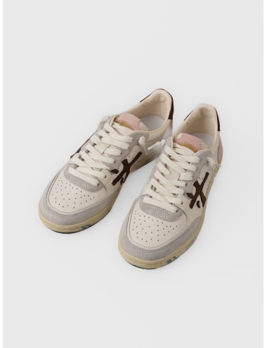 Zapatilla crema Premiata Bsktclad var. 8284 con detalles en ante rosa, gris y marrón oscuro