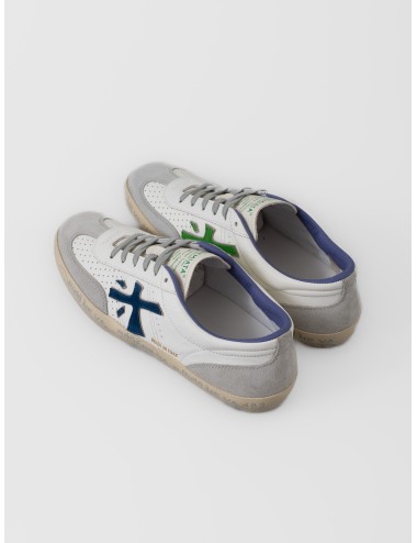 Zapatilla blanca Premiata David var. 8092 con logo azul, ante gris claro y suela beige con grafismos