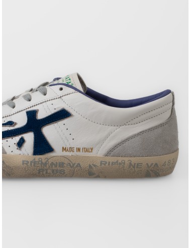 Zapatilla blanca Premiata David var. 8092 con logo azul, ante gris claro y suela beige con grafismos