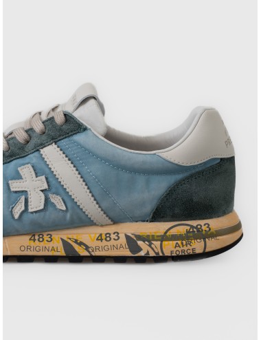 Zapatilla azul claro Premiata Lucy var. 8188 con ante azul grisáceo y suela caramelo con grafismos