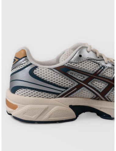 Zapatilla cream/mahogany ASICS GEL-1130 con malla técnica y superposiciones metálicas