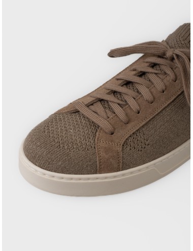 Zapatilla taupe CALCE X2488 con cuello elástico, paneles de ante y suela off-white