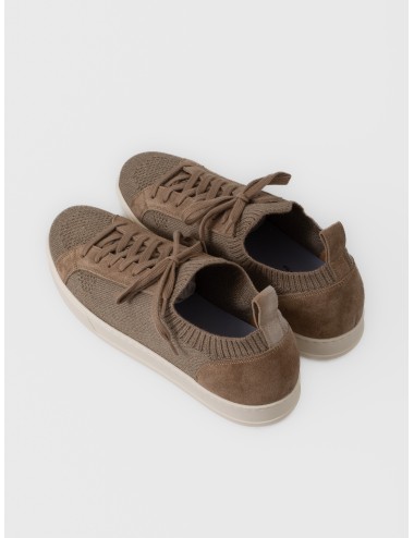 Zapatilla taupe CALCE X2488 con cuello elástico, paneles de ante y suela off-white