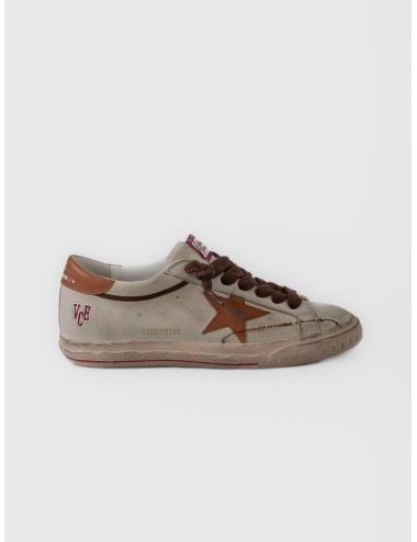 Zapatilla beige y marrón Golden Goose Super-Star con acabado desgastado y estrella lateral