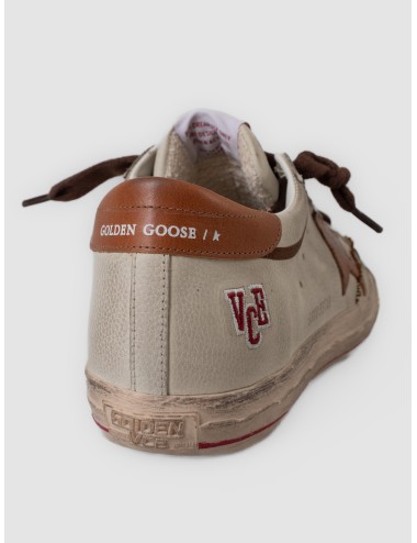 Zapatilla beige y marrón Golden Goose Super-Star con acabado desgastado y estrella lateral