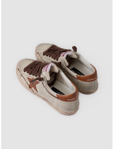 Zapatilla beige y marrón Golden Goose Super-Star con acabado desgastado y estrella lateral