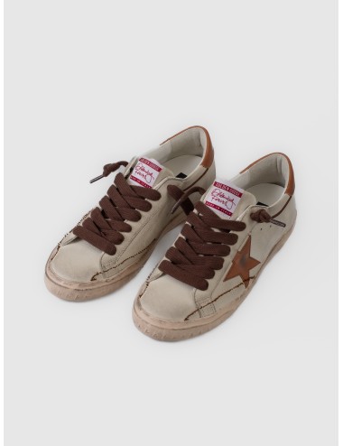 Zapatilla beige y marrón Golden Goose Super-Star con acabado desgastado y estrella lateral
