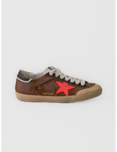 Zapatilla marrón Golden Goose Super-Star Penstar con estrella naranja y acabado desgastado
