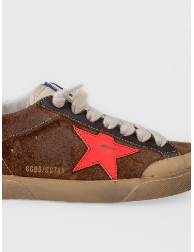 Zapatilla marrón Golden Goose Super-Star Penstar con estrella naranja y acabado desgastado