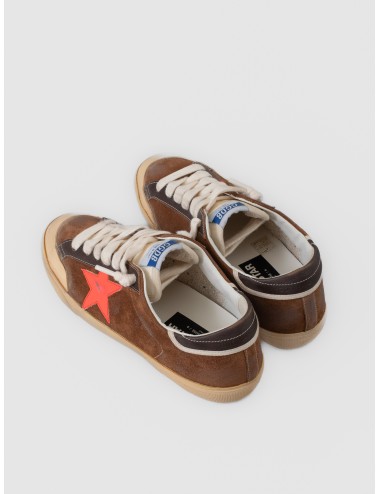 Zapatilla marrón Golden Goose Super-Star Penstar con estrella naranja y acabado desgastado