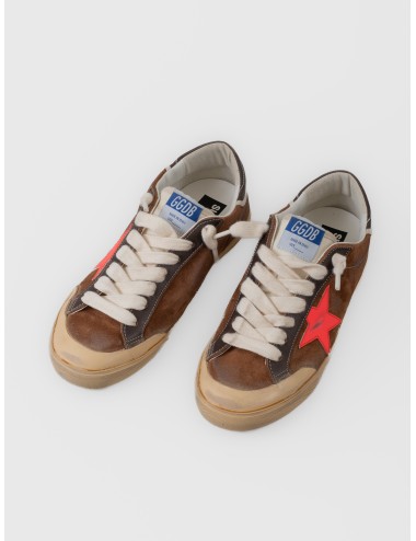 Zapatilla marrón Golden Goose Super-Star Penstar con estrella naranja y acabado desgastado