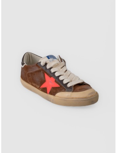 Zapatilla marrón Golden Goose Super-Star Penstar con estrella naranja y acabado desgastado
