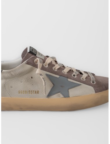 Zapatilla gris lila Golden Goose Super-Star Classic con estrella lateral, cordones con logo y suela tratada