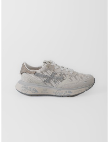 Zapatilla blanco roto Premiata Lauryn 8186 con rejilla, logo plata y suela gráfica