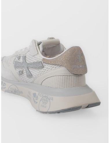 Zapatilla blanco roto Premiata Lauryn 8186 con rejilla, logo plata y suela gráfica