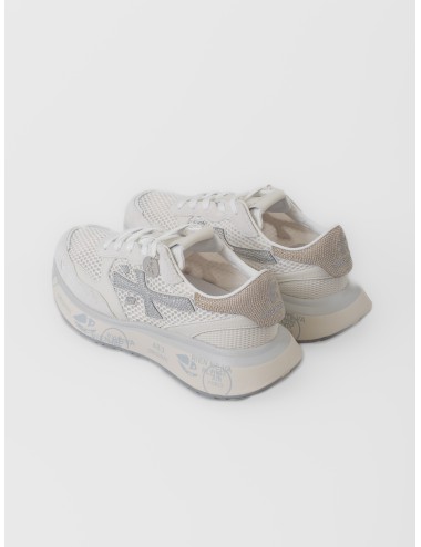 Zapatilla blanco roto Premiata Lauryn 8186 con rejilla, logo plata y suela gráfica