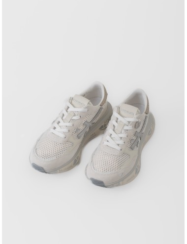 Zapatilla blanco roto Premiata Lauryn 8186 con rejilla, logo plata y suela gráfica