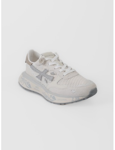 Zapatilla blanco roto Premiata Lauryn 8186 con rejilla, logo plata y suela gráfica