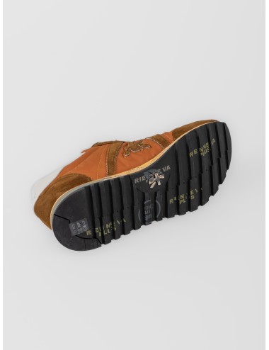 Zapatilla naranja tostado Premiata Lucy 8191 con refuerzos de ante y suela gráfica