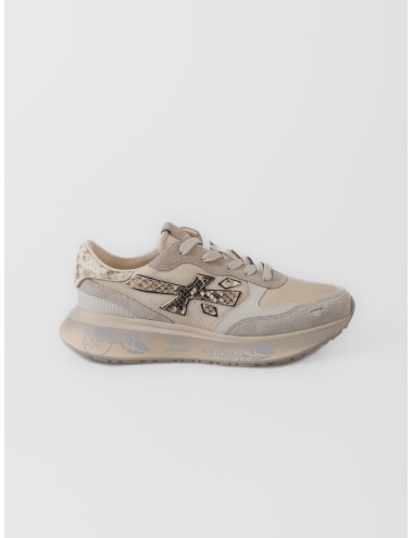 Zapatilla crema Premiata Lauryn 8183 con logo efecto pitón y suela gráfica