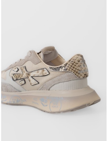 Zapatilla crema Premiata Lauryn 8183 con logo efecto pitón y suela gráfica