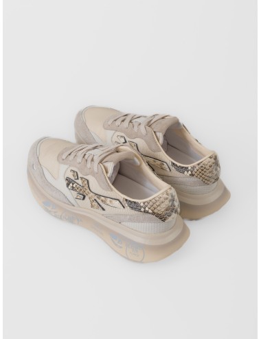 Zapatilla crema Premiata Lauryn 8183 con logo efecto pitón y suela gráfica